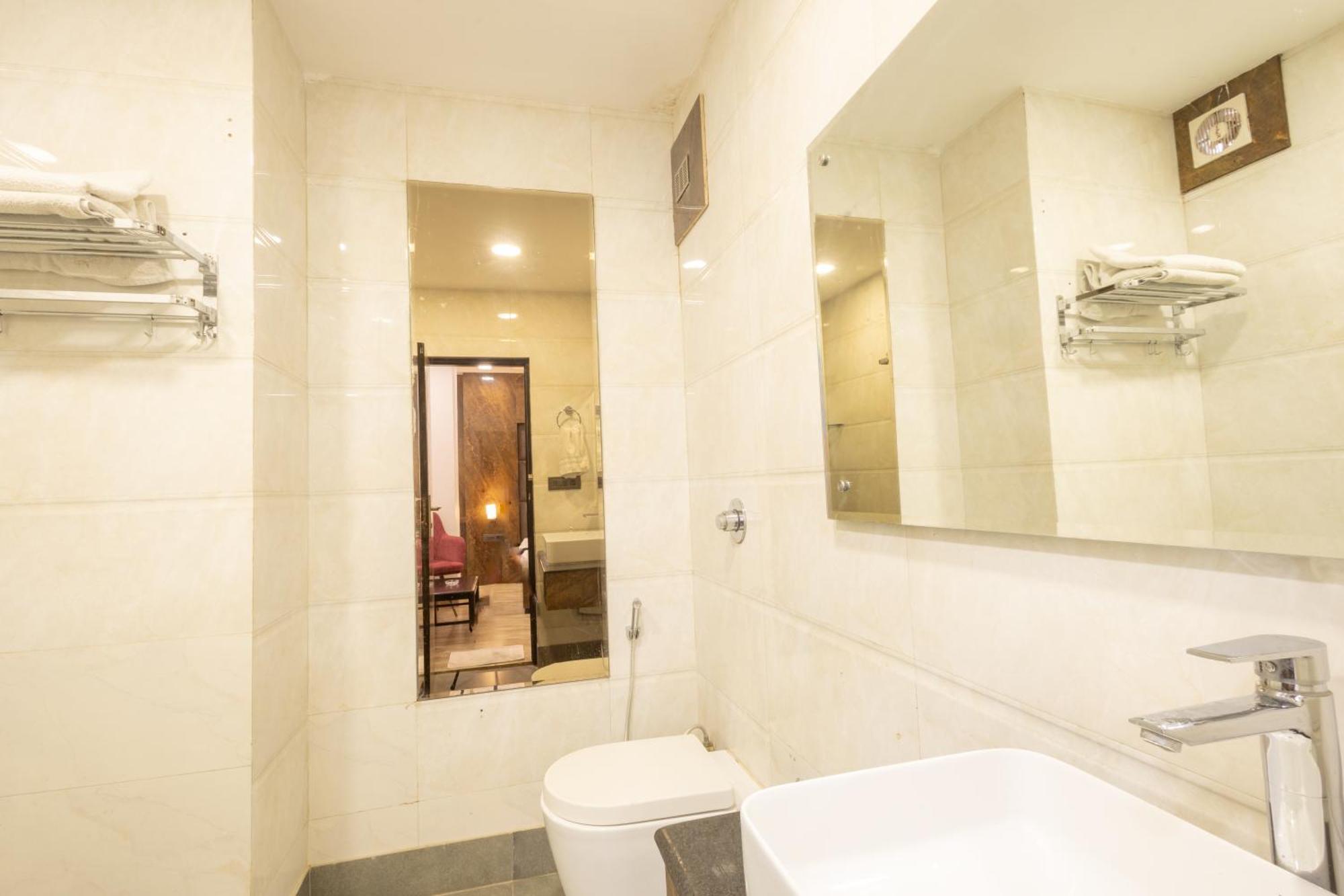 Hotel Cosmo Near Blk Hospital Karol Bagh Дели Экстерьер фото